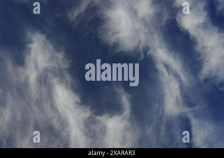 Una splendida vista di nuvole bianche e mostruose contro un cielo blu profondo Foto Stock