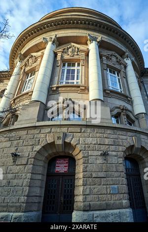 Edificio pubblico storico e classico in una strada nel centro di Poznan, Polonia Foto Stock