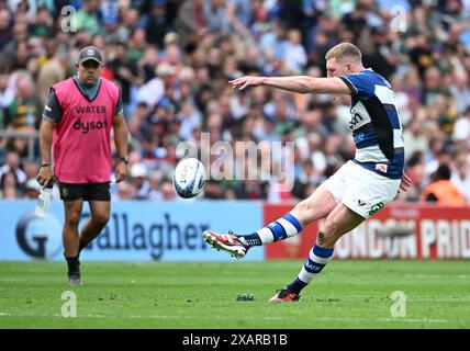 Twickenham Stadium, Londra, Regno Unito. 8 giugno 2024. Gallagher Premiership Rugby Final, Northampton Saints contro Bath; Finn Russell di Bath calcia un rigore al 42° minuto per il 18-13 al Northampton Saints Credit: Action Plus Sports/Alamy Live News Foto Stock