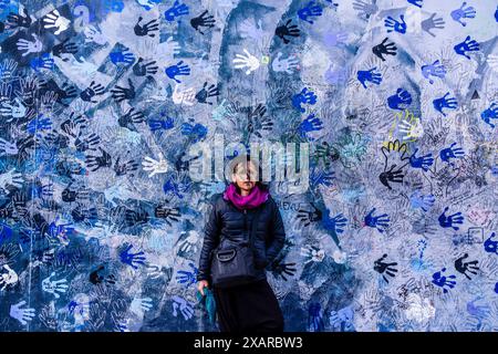 Blue Hands, muro di Berlino - Berliner Mauer-, Berlino, Germania, Europa. Foto Stock