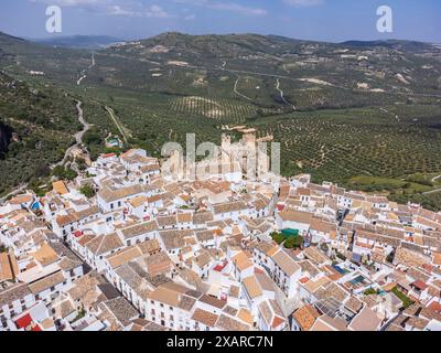 Città di Zuheros, Parco naturale della Sierra Subbética, provincia di Córdoba, Andalusia, Spagna. Foto Stock