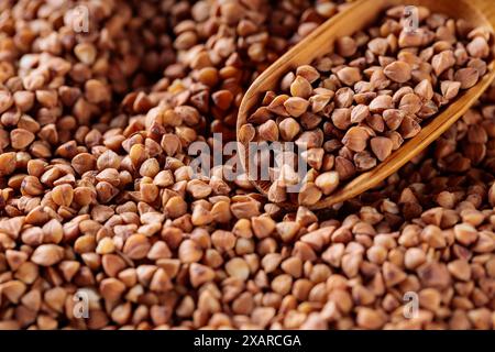 Grano saraceno in paletta di legno Foto Stock