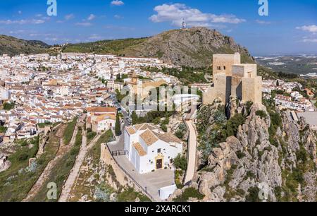 Luque, castello islamico, eremo del Rosario e parrocchia di nostra Signora dell'assunzione, provincia di Córdoba, Sierra Subbética, Andalusia, Spagna. Foto Stock