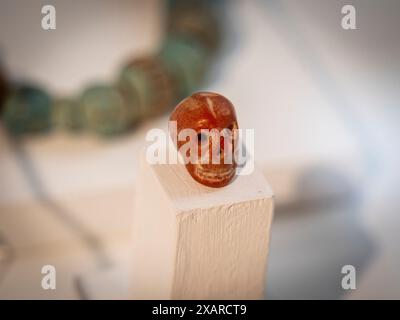 Ciondolo a forma di teschio, marmo, di epoca ibero-romana, miniere di Riotinto, Museo Huelva, Huelva, Andalusia, Spagna. Foto Stock