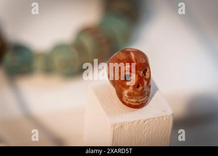 Ciondolo a forma di teschio, marmo, di epoca ibero-romana, miniere di Riotinto, Museo Huelva, Huelva, Andalusia, Spagna. Foto Stock