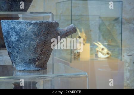 Vetro del periodo Talaiotico, 1500 - 700 a.C. Myotragus balearicus rimane sullo sfondo, Museu Municipal de Ciutadella,. Bastió de sa font, Ciutadella, Minorca, Isole baleari, Spagna. Foto Stock