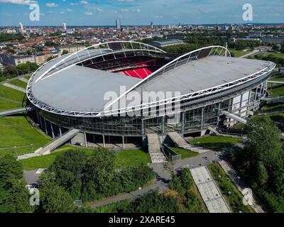 Lipsia, Germania. 8 giugno 2024. Vista dello stadio di Lipsia, noto anche come Red Bull Arena, prima del Campionato europeo di calcio. Lo stadio è la sede dell'RB Leipzig e sede del prossimo Campionato europeo di calcio. UEFA Euro 2024 si svolgerà dal 14 giugno al 14 luglio. (Vista aerea con drone) credito: Jan Woitas/dpa/Alamy Live News Foto Stock