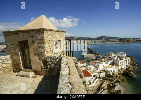 Bastione di Santa Llúcia e quartiere di sa Penya, recinzione murata di Dalt Vila (s.XVI).Eivissa.Ibiza.Islas Pitiusas.Baleares.Spagna. Foto Stock