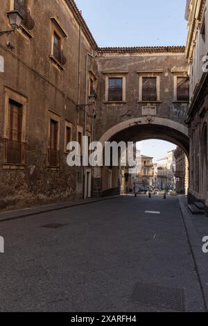 Catania, Italia - 7 giugno 2024: Arco storico del convento di San Benedetto in via Crociferi, Catania. La struttura barocca collega il grande al SM Foto Stock