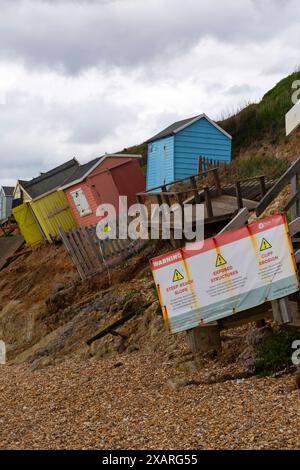 Milford on Sea, Hampshire, Regno Unito. 8 giugno 2024. Alcune capanne sulla spiaggia di Hordle Cliffs, Milford-on-Sea, sono state gravemente danneggiate a causa dell'erosione della spiaggia e dei movimenti di terra in seguito alle tempeste. Il nuovo Consiglio Distrettuale forestale ha organizzato i lavori per iniziare a rimuoverli il lunedì, se le condizioni lo consentono, il lavoro reso più difficile dal limitato accesso alla spiaggia e dal lavoro sulle maree. Crediti: Carolyn Jenkins/Alamy Live News Foto Stock