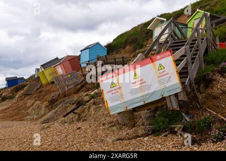 Milford on Sea, Hampshire, Regno Unito. 8 giugno 2024. Alcune capanne sulla spiaggia di Hordle Cliffs, Milford-on-Sea, sono state gravemente danneggiate a causa dell'erosione della spiaggia e dei movimenti di terra in seguito alle tempeste. Il nuovo Consiglio Distrettuale forestale ha organizzato i lavori per iniziare a rimuoverli il lunedì, se le condizioni lo consentono, il lavoro reso più difficile dal limitato accesso alla spiaggia e dal lavoro sulle maree. Crediti: Carolyn Jenkins/Alamy Live News Foto Stock