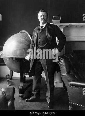 Il presidente degli Stati Uniti Theodore Roosevelt (1858-1919) sta con un grande globo intorno al 24 febbraio 1903. (USA) Foto Stock