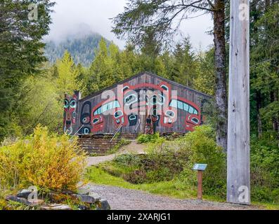 Casa del clan degli indiani Tongass a Ketchikan, Alaska, mostra la casa invernale, i totem e il totem Seward nel Saxman State Park. Edificio storico dipinto. Foto Stock