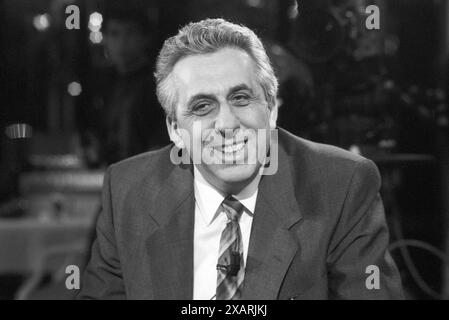 Egon Krenz Politiker 03/90 VZ Egon Krenz im März 1990 in der Talkshow Die Woche RTL più TV Fernsehen Talk Show Deutschland deutsch deutscher Mann DDR SED PDS ehemaliger ehemalig ex FDJ Generalsekretär Staatsratsvorsitzender Staatsratsvorsitzende politico della germania orientale halb lächelnd sw *** Egon Krenz politico 03 90 VZ Egon Krenz nel marzo 1990 nel talk show Die Woche RTL Plus TV Fernsehen Talk Show Deutschland deutsch deutscher Mann DDR SED PDS ehemaliger ex FDJ Generalsekretär Staatsratsvorsitzender Staatsratsvorsitzende politico della RDT orientale, halb lächelnd sw Foto Stock