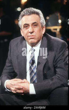 Egon Krenz Politiker 03/90 VZ Egon Krenz im März 1990 in der Talkshow Die Woche RTL più TV Fernsehen Talk Show Deutschland deutsch deutscher Mann DDR SED PDS ehemaliger ehemalig ex FDJ Generalsekretär Staatsratsvorsitzender Staatsratsvorsitzende politico della germania orientale halb sitzend neutrale *** Egon Krenz politico 03 90 VZ Egon Krenz nel marzo 1990 nel talk show Die Woche RTL Plus TV Fernsehen Talk Show Deutschland deutsch deutscher Mann DDR SED PDS ehemaliger ex FDJ Generalsekretär Staatsratsvorsitzender Staatsratsvorsitzende politico della RDT orientale Hoch halb sitzend neutrale Foto Stock