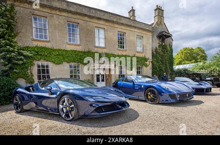 Una collezione di Ferrari di lusso in mostra fuori dalla casa di Nick Mason, batterista dei Pink Floyd, a Corsham, Wiltshire, Regno Unito, l'8 giugno 2024 Foto Stock