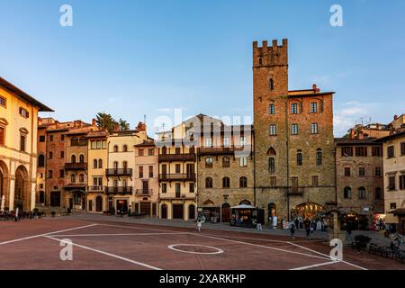 Luce calda della sera sulla piazza principale della città di Arezzo. Foto scattata il 27 ottobre 2023 ad Arezzo, Toscana, Italia. Foto Stock