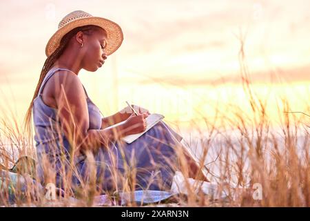 Tramonto, diario e donna nera che diario nella natura per rilassarsi in vacanza, avventura o vacanza. Salute mentale, idee e scrittura di persona femminile africana Foto Stock