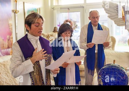 Spiritual Angel Service leader spirituale femminile , intermedia tra angeli e umani, che svolge un servizio a una coupé di seguaci e credenti dal suo salotto residenziale. Dongen, Paesi Bassi. Dongen Magnoliastraat Noord-Brabant Nederland Copyright: XGuidoxKoppesx Foto Stock