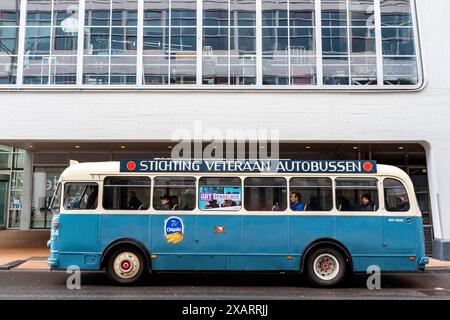 Autobus d'epoca un autobus d'epoca Oldtimer che trasporta i visitatori della fiera dell'arte da un luogo all'altro. Rotterdam, Paesi Bassi. Rotterdam Wilhelminapier Zuid-Holland Nederland Copyright: XGuidoxKoppesx Foto Stock