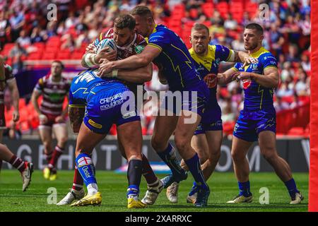 Wembley, Londra, Regno Unito. 8 giugno 2024. Betfred Challenge Cup Final Rugby: Warrington Wolves vs Wigan Warriors al Wembley Stadium. Mike Cooper è placcato da Paul Vaughan e Ben Currie. Credito James Giblin Photography/Alamy Live News. Foto Stock