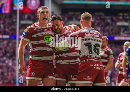 Wembley, Londra, Regno Unito. 8 giugno 2024. Betfred Challenge Cup Final Rugby: Warrington Wolves vs Wigan Warriors al Wembley Stadium. Brad o'Neil con Bevan French e Luke Thompson dopo la prova di Wiagn da parte di French. Fotografia/Alamy Live News. Foto Stock