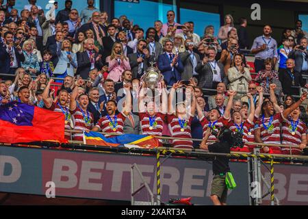 Wembley, Londra, Regno Unito. 8 giugno 2024. Betfred Challenge Cup Final Rugby: Warrington Wolves vs Wigan Warriors al Wembley Stadium. Vincitori della Wigan Warriors Betbred Challenge Cup 2024. Credito James Giblin Photography/Alamy Live News. Foto Stock