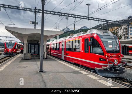 Treno alla stazione di St Moritz sul Bernina Express St Moritz per Tirano Foto Stock