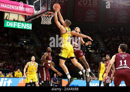 Carsen Edwards (Bayern Basketball, #3) versucht Matt Thomas (ALBA Berlin, #11) zu blocken. GER, FC Bayern Basketball vs. Alba Berlin, Basketball, 1.Bundesliga, playoff, finale Spiel 1, Saison 2023/2024, 08.06.2024, foto: Eibner-Pressefoto/Marcel Engelbrecht Foto Stock