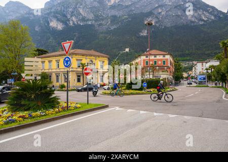 Riva del Garda, Italia - 23 aprile 2023: Città di Riva del Garda sulla sponda settentrionale del Lago di Garda in Italia Foto Stock