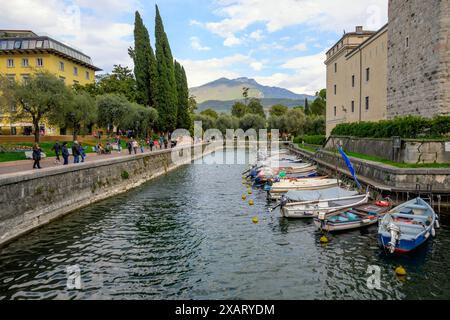 Riva del Garda, Italia - 23 aprile 2023: Porticciolo nella cittadina di Riva del Garda sulla sponda settentrionale del Lago di Garda in Italia Foto Stock