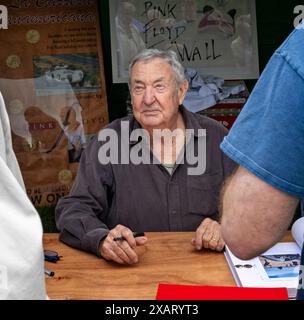 Nick Mason della rock band Pink Floyd firma autografi Middlewick House a Corsham nella sua open House di beneficenza a Corsham, Wiltshire, Regno Unito, l'8 giugno 2024 Foto Stock