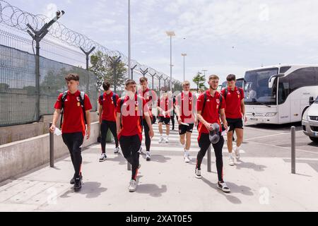 LAGOS, PORTOGALLO - 8 GIUGNO 2024: La squadra gallese si reca in aeroporto per volare in Slovacchia in vista dell'imminente partita amichevole internazionale contro la Slovacchia allo Stadio di Anton Malatinský, Slovacchia, il 9 giugno. (Foto di John Smith/FAW) Foto Stock