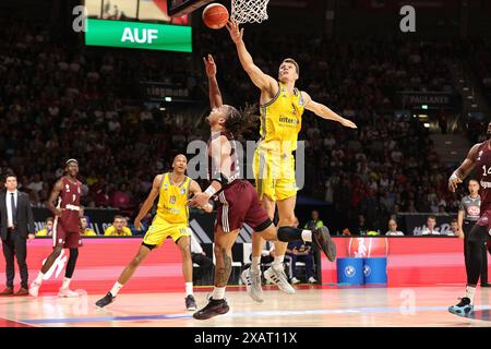 anni Wetzell (Alba Berlin, #5) versucht Carsen Edwards (Bayern Basketball, #3) zu blocken. GER, FC Bayern Basketball vs. Alba Berlin, Basketball, 1.Bundesliga, playoff, finale Spiel 1, Saison 2023/2024, 08.06.2024, foto: Eibner-Pressefoto/Marcel Engelbrecht Foto Stock