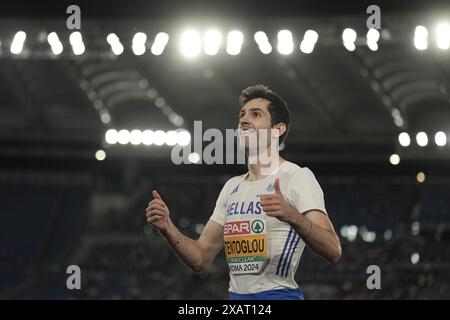 ROM, Italia. 8 giugno 2024. Atletica leggera, Campionati europei, Campionati europei: Salto lungo, uomini: Miltiadis Tentoglou, Grecia, tifo durante la competizione ai Campionati europei. Crediti: Michael Kappeler/dpa/Alamy Live News Foto Stock