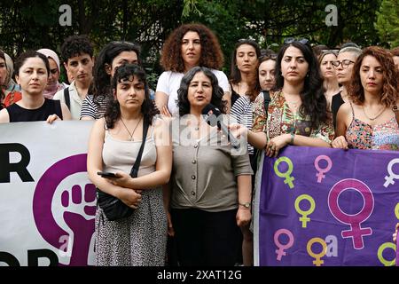 L'attivista del movimento delle donne libere (Tevgera Jinen Azad/TJA) Caglar Demirel (R3) ha parlato durante la protesta. Un gruppo femminile femminista viaggiò da Istanbul a Diyarbakir per protestare contro l'arresto di Mehmet Siddik Akis, co-sindaco di Hakkari, Turchia, e la nomina di un fiduciario nel comune con una dichiarazione stampa presso l'Associazione dei giornalisti del Sud-Est. Anche le sindaci curde hanno partecipato alla protesta. Nella Turchia sudorientale, il partito di opposizione curdo, il Partito per l'uguaglianza e la democrazia dei popoli (Partito DEM), sta attuando un sistema di copresidenza nel partito Foto Stock