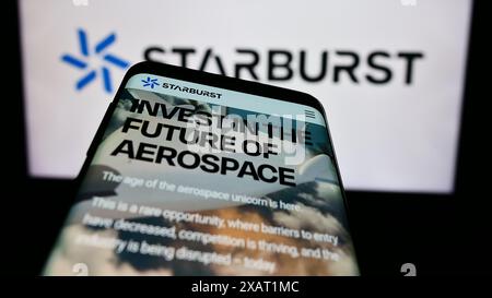 Telefono cellulare con sito web della società di capitali di rischio statunitense Starburst Aerospace Ltd. Davanti al logo aziendale. Mettere a fuoco in alto a sinistra sul display del telefono. Foto Stock