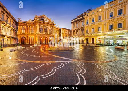 Catania, Sicilia, Italia a Bellini Plaza di notte. Foto Stock