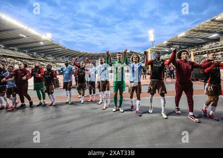 Bruxelles, Belgio. 8 giugno 2024. I giocatori belgi festeggiano dopo aver vinto una partita amichevole di calcio tra la nazionale belga dei Red Devils e la nazionale lussemburghese, allo stadio King Baudouin (Stade ROI Baudouin - Koning Boudewijnstadion), a Bruxelles, sabato 8 giugno 2024. I Red Devils si stanno preparando per i prossimi Campionati europei di Euro 2024 in Germania. BELGA PHOTO BRUNO FAHY credito: Belga News Agency/Alamy Live News Foto Stock