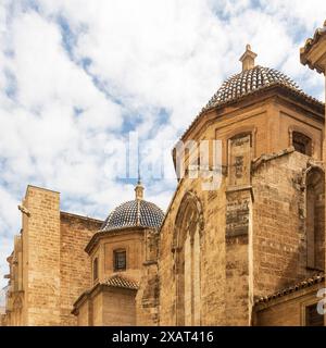 VALENCIA, SPAGNA - 2 maggio 2024: Architettura del centro città: Plaza de la Reina (Piazza della Regina) nella città vecchia. Campanile Micalet e ingresso al Cat Foto Stock