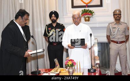 Patna, India. 8 giugno 2024. PATNA, INDIA - 8 GIUGNO: Il giudice Arvind Singh Chandel presta giuramento come giudice dell'alta Corte di Patna dal governatore del Bihar Rajendra Vishwanath Arlekar a Raj Bhawan l'8 giugno 2024 a Patna, India. (Foto di Santosh Kumar/Hindustan Times/Sipa USA ) credito: SIPA USA/Alamy Live News Foto Stock