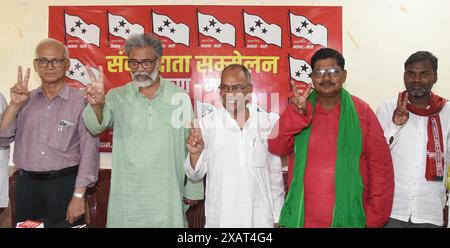 Patna, India. 8 giugno 2024. PATNA, INDIA - 8 GIUGNO: Il segretario generale del CPI-ML Dipankar Bhattacharya, che lampeggia il segno della vittoria con i neo-eletti deputati del partito Rajaram Singh e Sudama Prasad durante una conferenza stampa presso Daroga Prasad Rai Path l'8 giugno 2024 a Patna, India. (Foto di Santosh Kumar/Hindustan Times/Sipa USA ) credito: SIPA USA/Alamy Live News Foto Stock