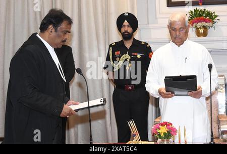 Patna, India. 8 giugno 2024. PATNA, INDIA - 8 GIUGNO: Il giudice Arvind Singh Chandel presta giuramento come giudice dell'alta Corte di Patna dal governatore del Bihar Rajendra Vishwanath Arlekar a Raj Bhawan l'8 giugno 2024 a Patna, India. (Foto di Santosh Kumar/Hindustan Times/Sipa USA ) credito: SIPA USA/Alamy Live News Foto Stock