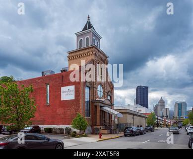 Orchard Hill Church si trova nel quartiere Strip di Pittsburgh, con l'iconico skyline del centro che funge da sfondo mozzafiato. Foto Stock