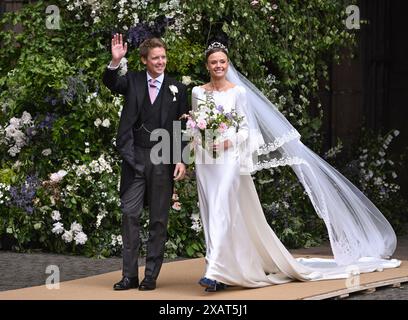 Chester, Inghilterra. REGNO UNITO. 7 giugno 2024. Hugh Grosvenor, duca di Westminster e la sua sposa Olivia Grosvenor, duchessa di Westminster lasciano Chester Cathedra Foto Stock