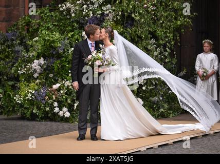 Chester, Inghilterra. REGNO UNITO. 7 giugno 2024. Hugh Grosvenor, duca di Westminster e la sua sposa Olivia Grosvenor, duchessa di Westminster lasciano Chester Cathedra Foto Stock