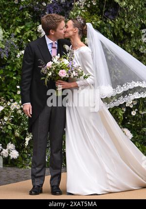 Chester, Inghilterra. REGNO UNITO. 7 giugno 2024. Hugh Grosvenor, duca di Westminster e la sua sposa Olivia Grosvenor, duchessa di Westminster lasciano Chester Cathedra Foto Stock