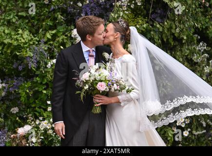 Chester, Inghilterra. REGNO UNITO. 7 giugno 2024. Hugh Grosvenor, duca di Westminster e la sua sposa Olivia Grosvenor, duchessa di Westminster lasciano Chester Cathedra Foto Stock