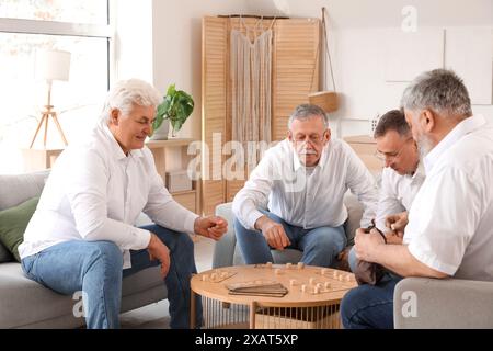 Uomini anziani che giocano lotto a casa Foto Stock