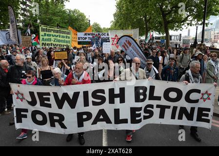 Londra, Regno Unito. 8 giugno 2024. Decine di migliaia di sostenitori della Palestina marciano attraverso il centro di Londra fino a Parliament Square in una protesta organizzata da una coalizione di gruppi tra cui la campagna di solidarietà per la Palestina, Stop the War Coalition, Friends of al Aqsa e CND. I manifestanti chiesero un cessate il fuoco e la fine del sostegno del Regno Unito e degli Stati Uniti all'assedio, al bombardamento e all'invasione di Gaza da parte di Israele a seguito di un attacco da parte di militanti di Hamas. Crediti: Ron Fassbender/Alamy Live News Foto Stock